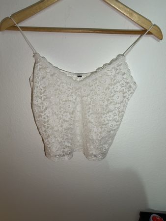 dünnes, weisses, transparentes Top aus Spitze