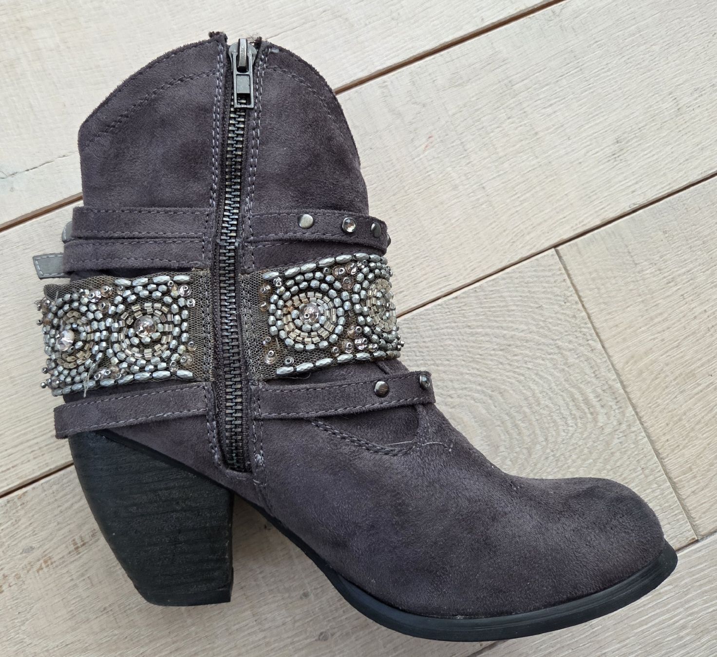 Scarpe da donna: Graue Wildleder-Stiefeletten, Gr. 37 – Usato da Hofstetten BE venduto da lis_tlt6 2