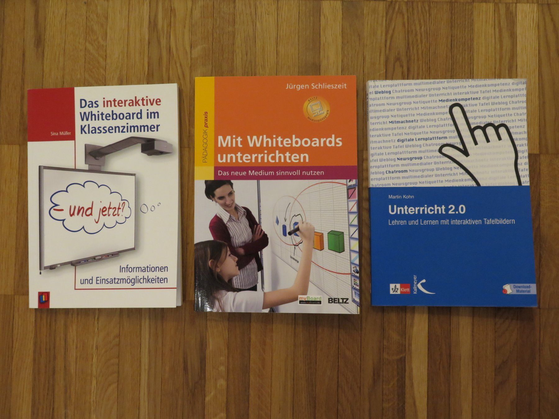 Lavagne: Schule - Interaktive Whiteboard / Wandtafel IWB - 3 Bücher – Usato da Zwingen venduto da Tigertimmi