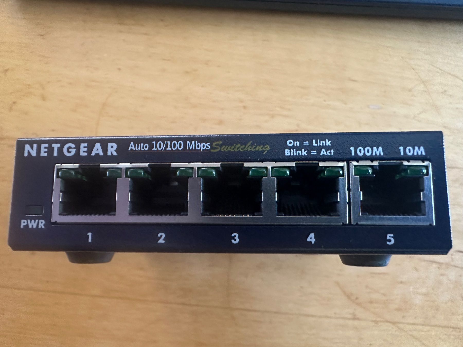 Netgear Hubs & Switches: NETGEAR FS105 v2 Switch 5 Port Fast Ethernet Switch – Gebraucht aus Stallikon von Rsiri 1