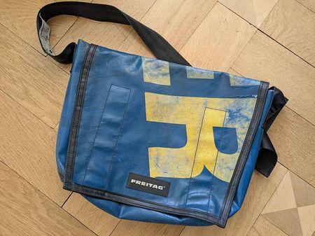 FREITAG Dexter F14 Umhängetasche in blau-gelb