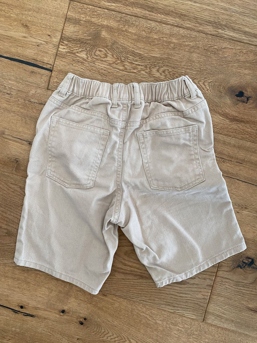 H&M Hosen: Jeans Shorts H&M Gr. 128 beige – Gebraucht aus Steinerberg von luckyfin 1