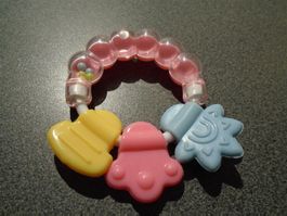 Rassel, rosa/Anhänger blau/rosa/gelb