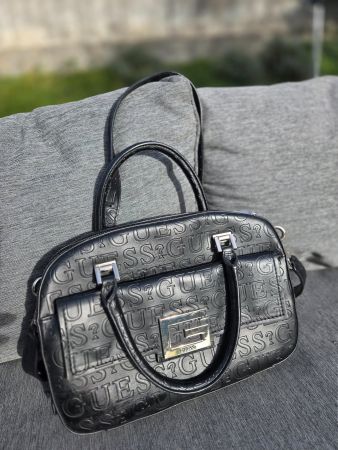 GUESS Damenhandtasche – Schwarz – Logo-Prägung – Schultertas