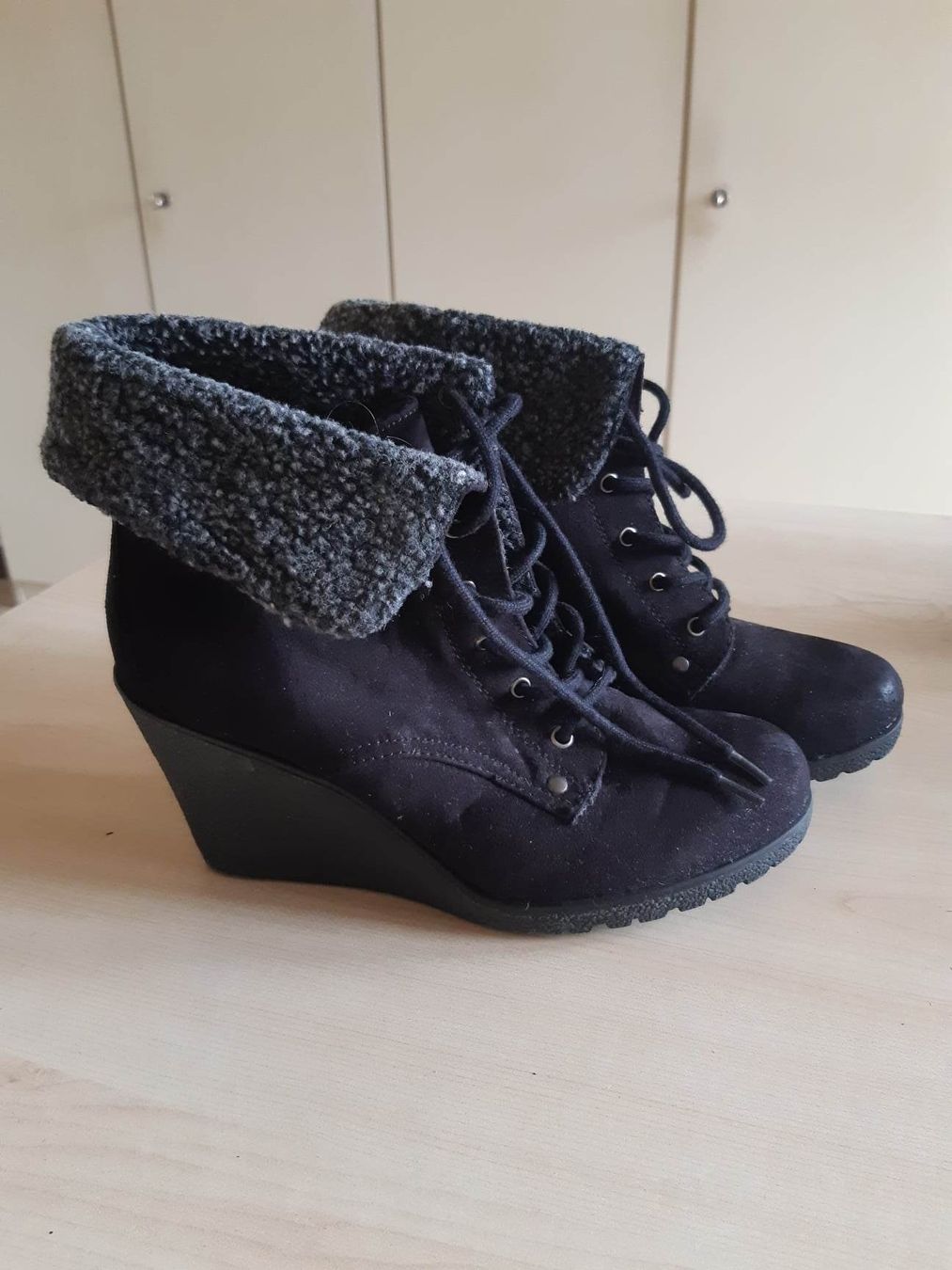 Scarpe da donna: Schwarze Stiefeletten mit Keilabsatz, Grösse 38 – Usato da Möhlin venduto da Simba4871