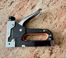 Handtacker