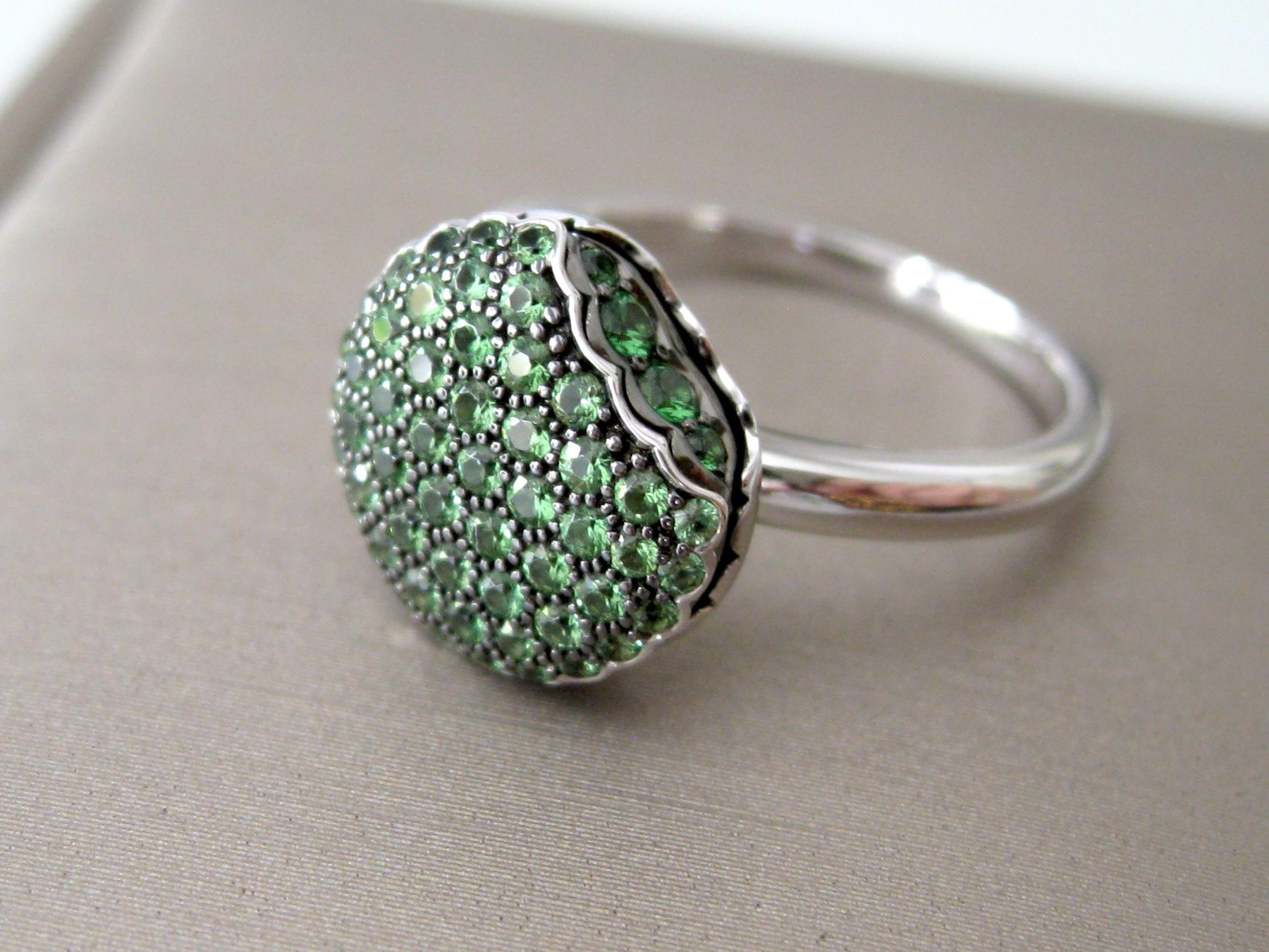 Boucheron Ringe: Bague Boucheron "Tentation Macaron", ornée de Tsavorites. – Neu (gemäss Beschreibung) aus Geneve von iBest