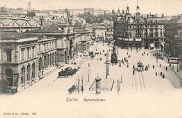 Zürich (ZH) – Der Bahnhofplatz mit Kutschen und frühen Tram