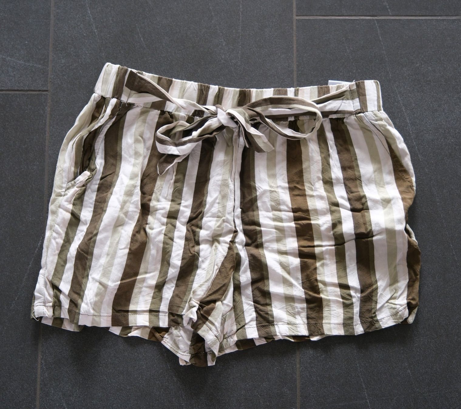 Pantaloni: kurze Hose / Stoffhose – Usato da Wohlen AG venduto da Exitburn 2