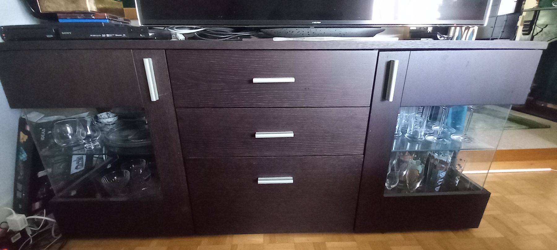 TV Möbel: Sideboard dunkelbraun mit Glasvitrinen gebraucht – Gebraucht aus Winterthur von CaMgK 1