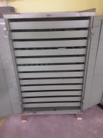 Metallschrank mit vielen Auszügen grün