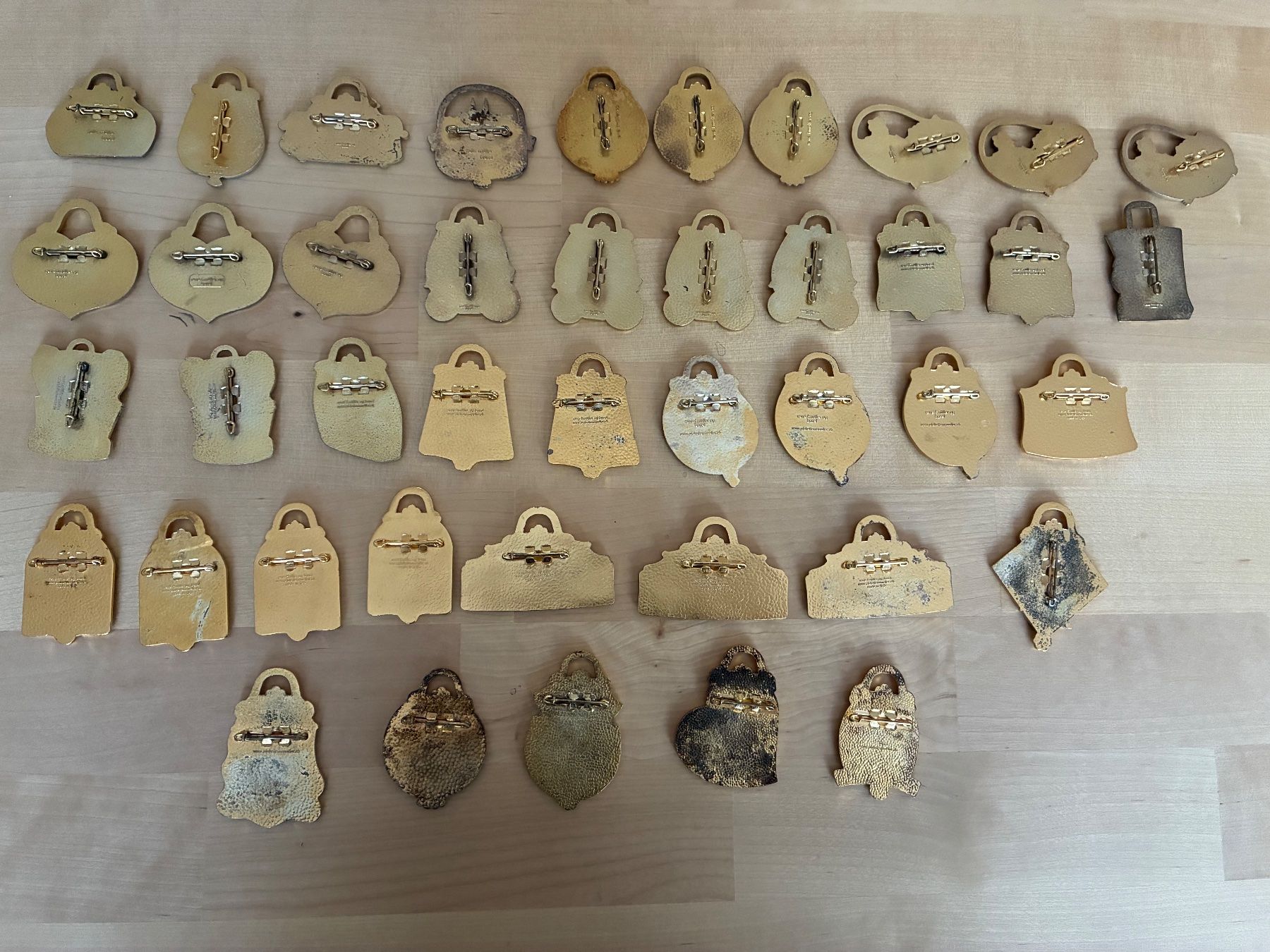 Placchette & Badge: 42 GLÄBBERDÄSCHLI-Plaketten – Usato da Riehen venduto da freestyle_buttons 1