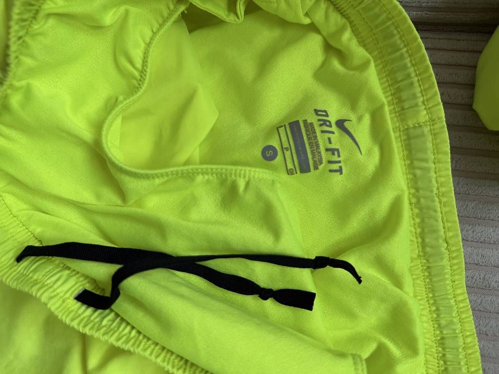 Lotti & Set di vestiti: Nike Shorts und T-Shirt – Usato da Zürich venduto da Angela_Chloe 2