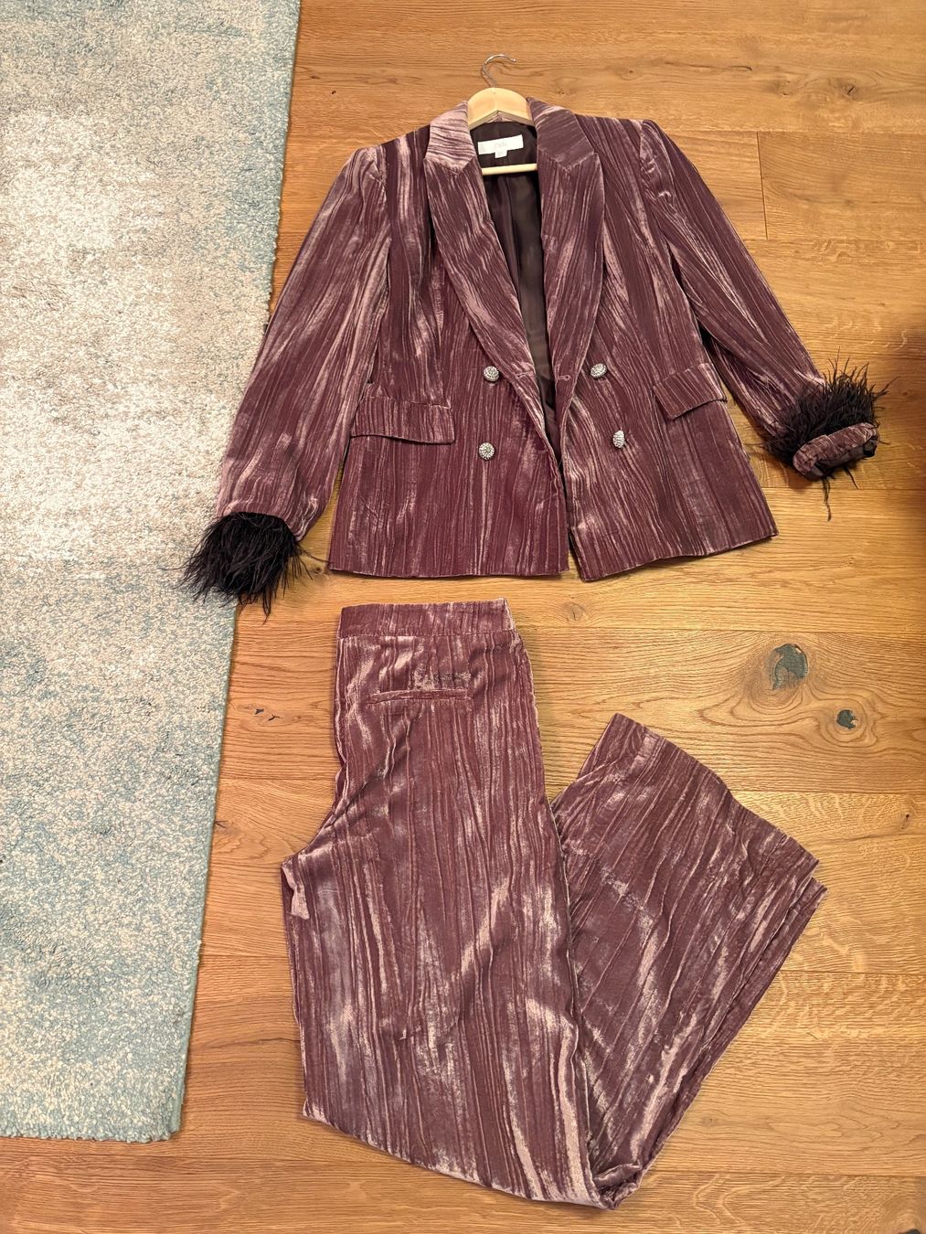 Zara Completi & Tailleur: Samt-Anzug mit Federn, Grösse M Neuwertig! – Usato da Gutenswil venduto da mse_hbj5