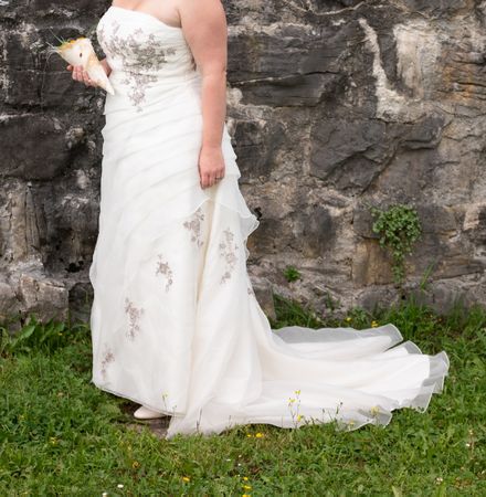 Elegantes Brautkleid Gr. 46 mit Stickerei & Schleppe