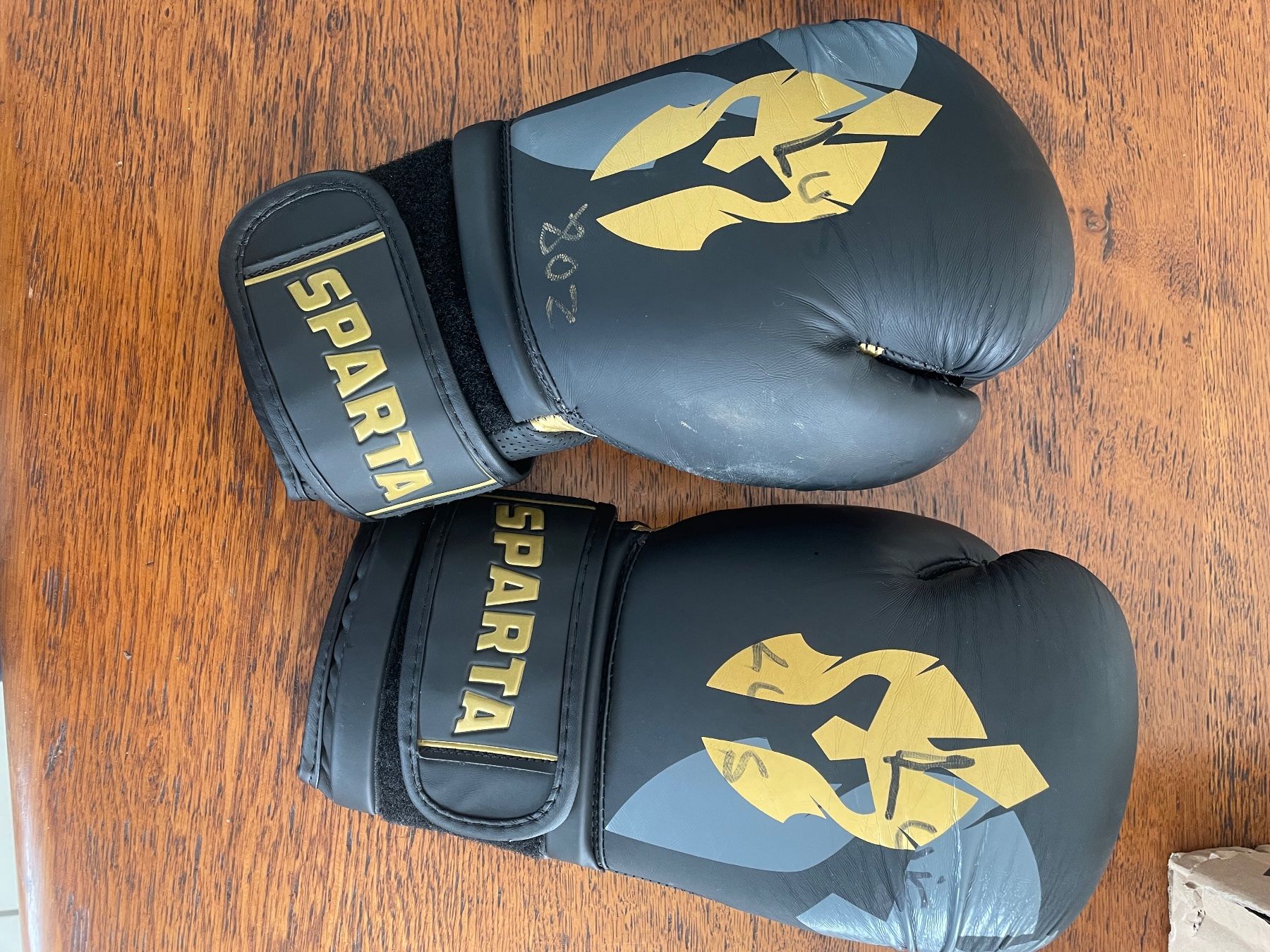 Schutz & Schoner: Kickbox Schienbeinschoner / Handschuhe – Gebraucht aus Widen von Yv12Lu15 1