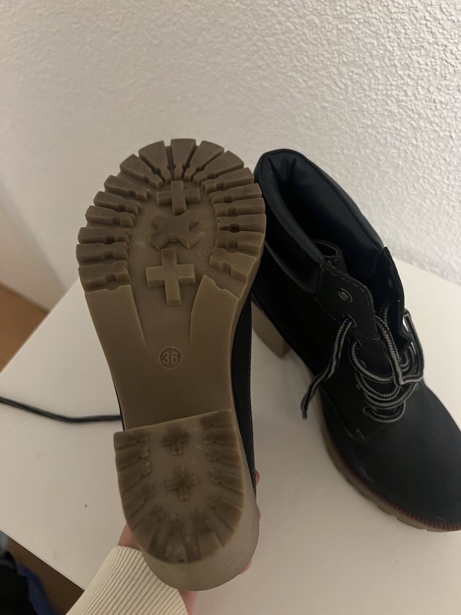 Scarpe da donna: Dunkelblaue Stiefeletten mit Absatz – Usato da Luzern venduto da sydney01. 2