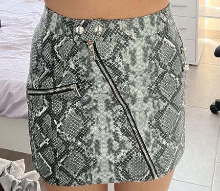 Bershka Minirock in Schlangenleder-Optik; Größe S, Wie Neu