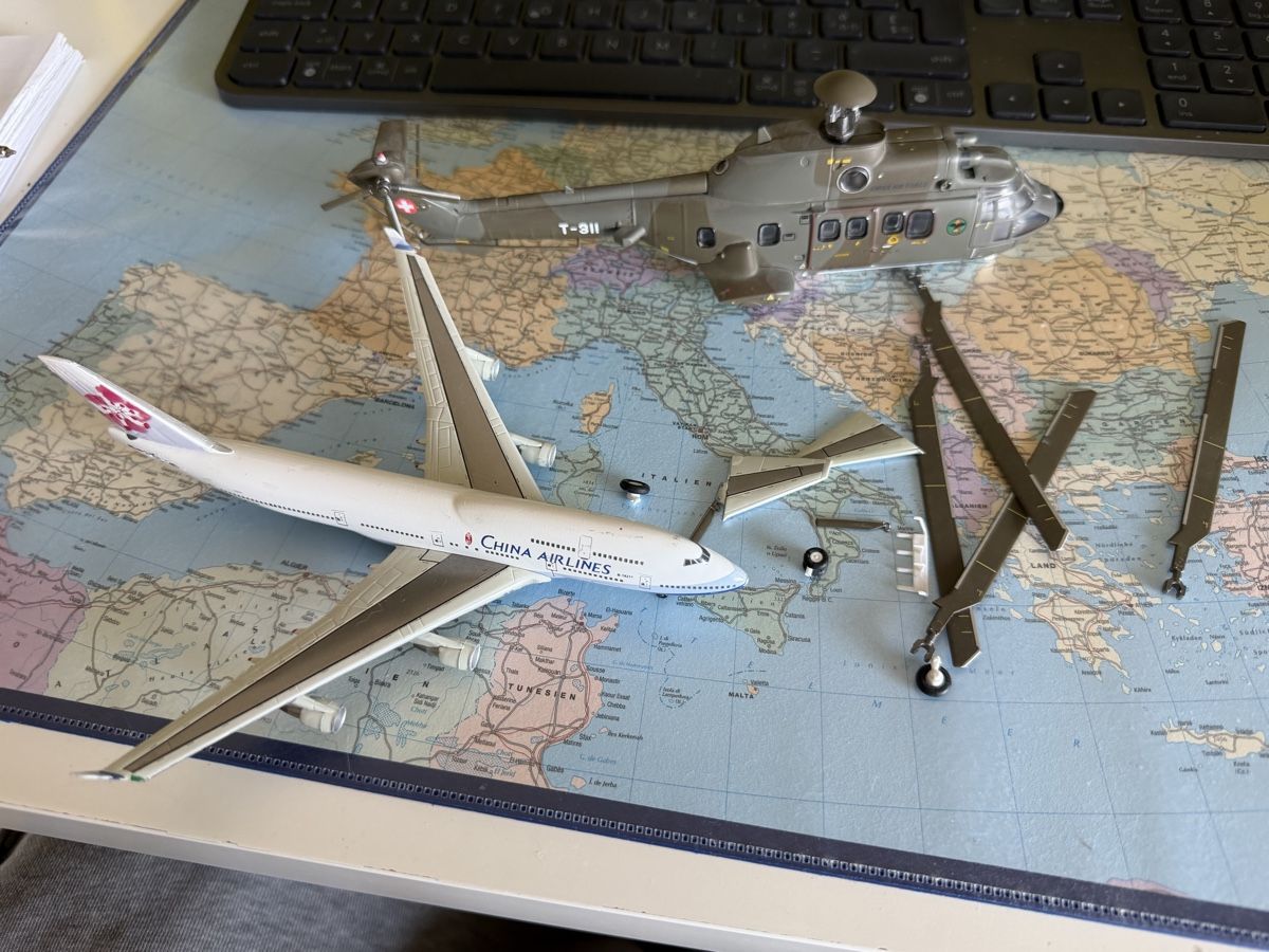 Modellbausätze & Standmodelle: Flugzeugmodelle China Airlines, Helikopter  – Defekt aus Niederhasli von Dully16