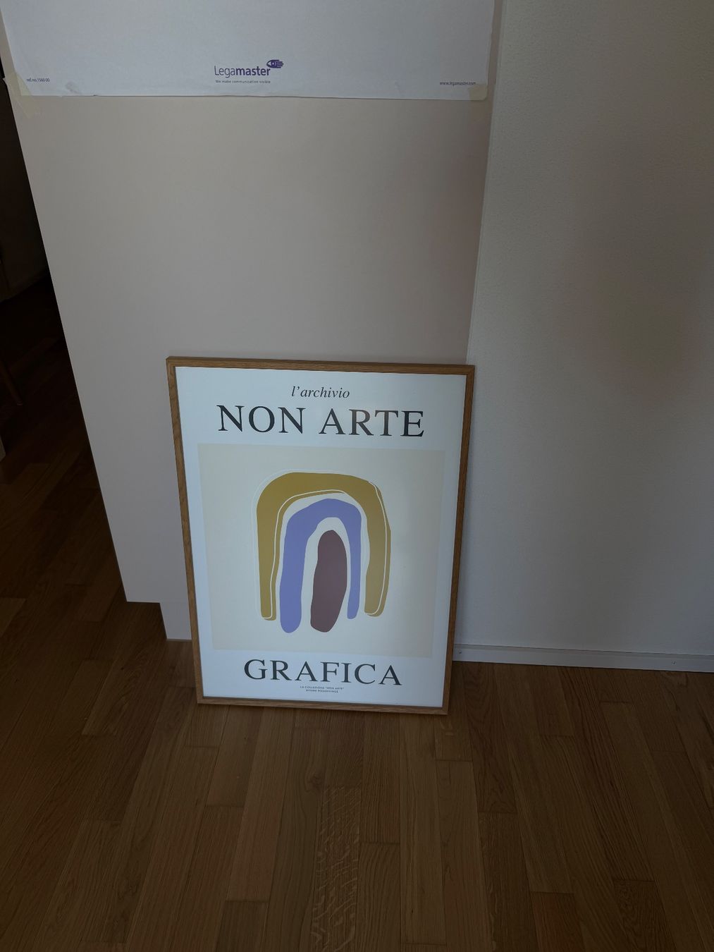 Westwing Cornici: Westwing Bilderrahmen aus Eichenholz und Non Arte Poster – Usato da Dübendorf venduto da cendre