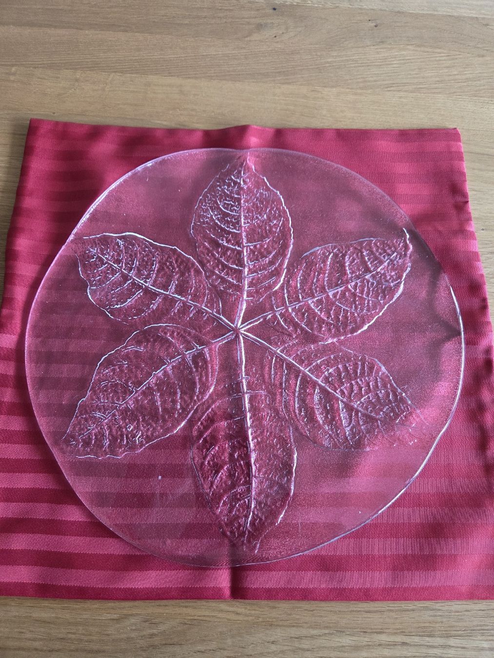 Servierplatten: Glasplatte mit Blattmotiv rund  – Gebraucht aus Lupfig von olivenbaeumli 1