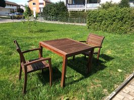 Gartentisch mit zwei Stühlen aus Holz