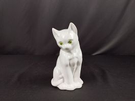 Porzellan-Katze mit grünen Augen