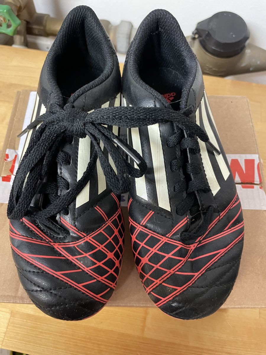 Adidas Schuhe für Jungen: Scarpe da calcio ADIDAS , numero 33 – Gebraucht aus Cagiallo von Misschiacci-