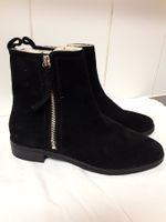 Schwarze neue gefütterte Halbstiefel