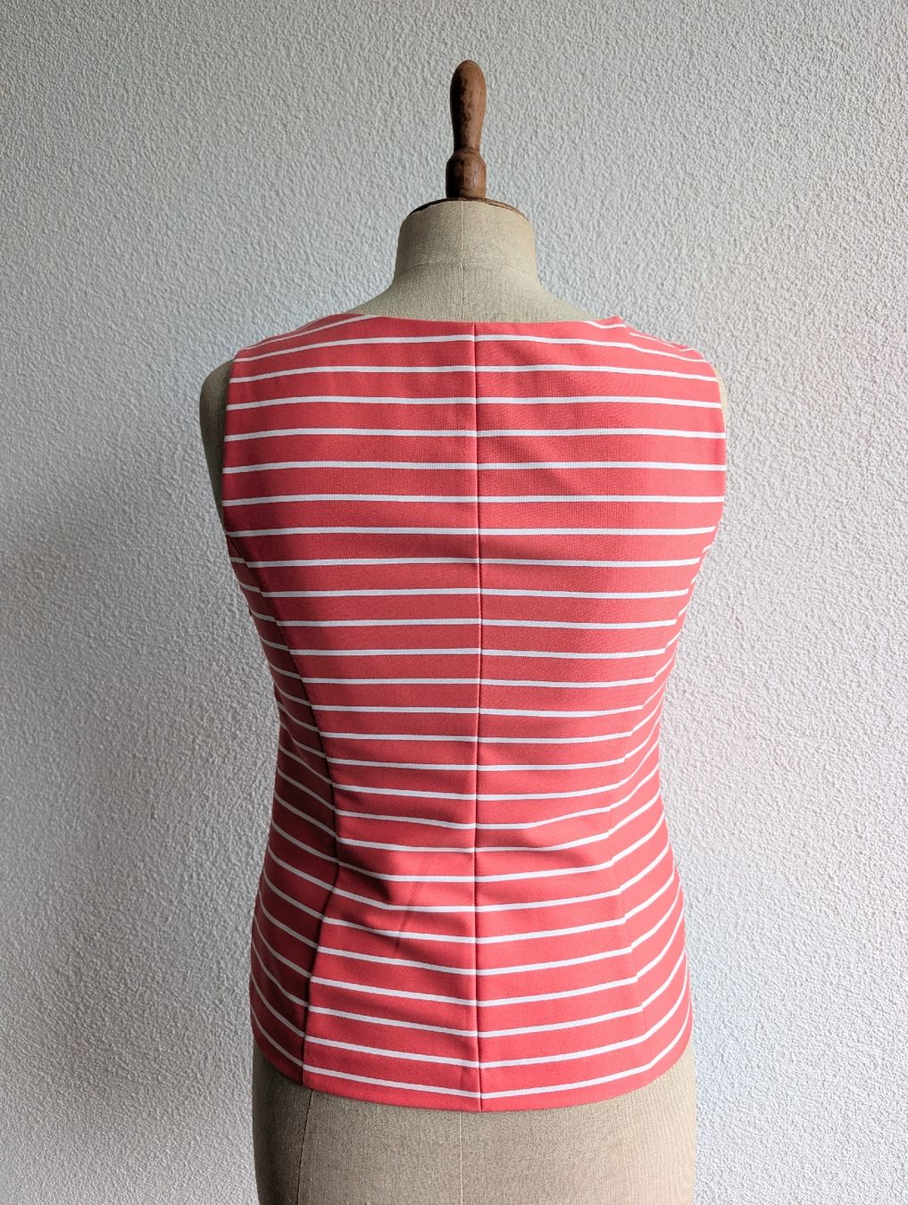 Top: Coral & White Stripe Sleeveless Top - Size S  – Usato da Lachen SZ venduto da joa_rf9n 1
