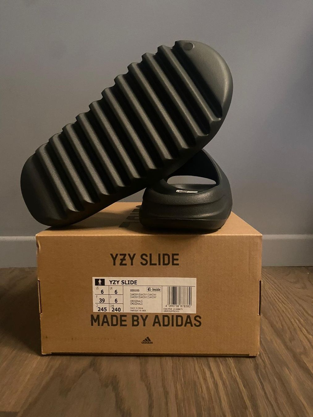 Adidas Scarpe da uomo: adidas Yeezy Slides Dark Onyx EU 39 – Nuovo e nell'imballaggio originale da Schaffhausen venduto da solequart 1