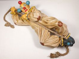 JUN ASILO "Hängender Clown am Seil", 1996, Länge 67 cm