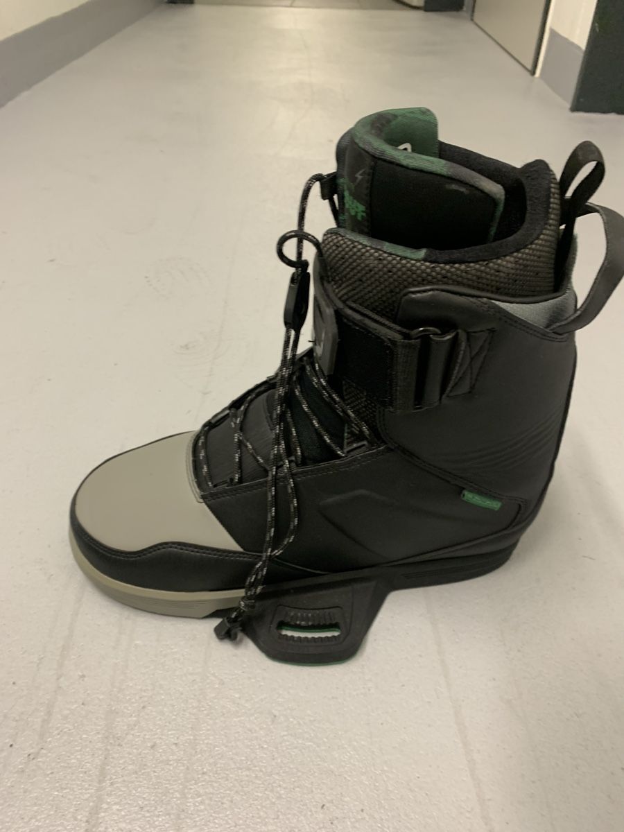 Hyperlite Surfboards & Schwimmbrette: Wakeboardbindung Boots Hyperlite Scout 3x gebraucht – Neu (gemäss Beschreibung) aus Benglen von lub_pf6p 4