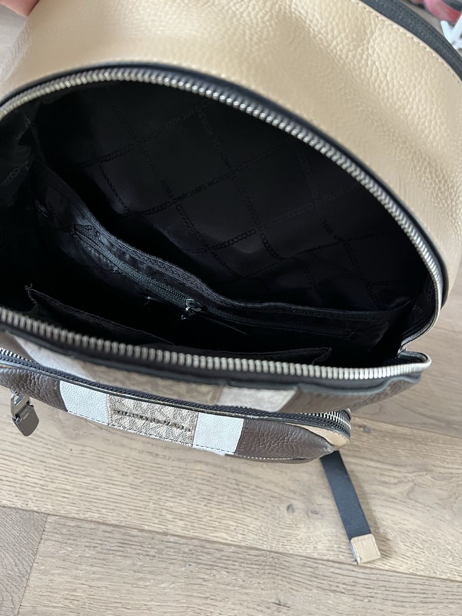 Michael Kors Sacs à dos: Michael Kors Rucksack braun beige – D'occasion à Richterswil par edg_5hkh 2