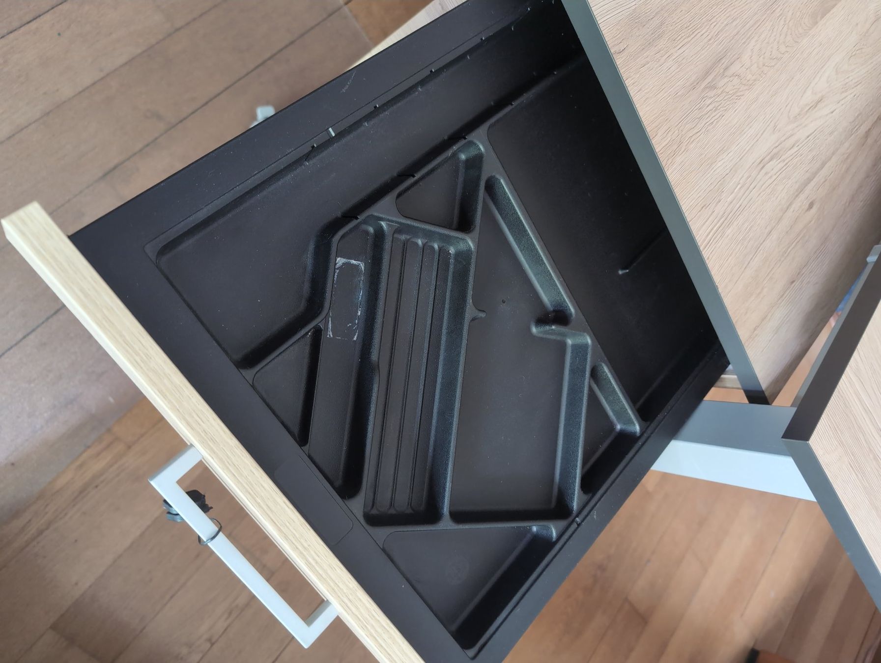 Schreibtische: Schreibtisch mit Korpus – Gebraucht aus Bern von LCH 4