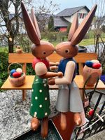 Osterdekoration: Hasenpaar auf Bank, DDR-Holzkunst Gahlenz