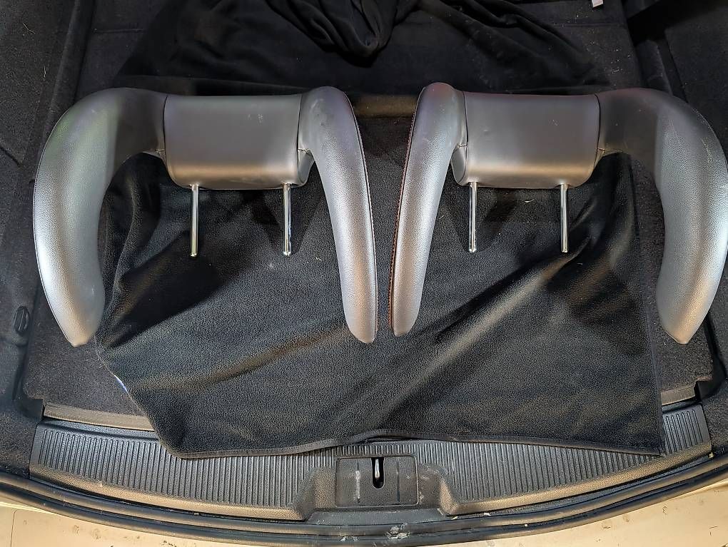 Tutti pezzi di ricambio auto: Kinder Kopfstützen Seat Alhambra – Usato da Alpnach-Dorf venduto da Rymy