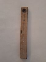 Antike Wasserwaage aus Holz mit Libellen gebrauchter Zustand