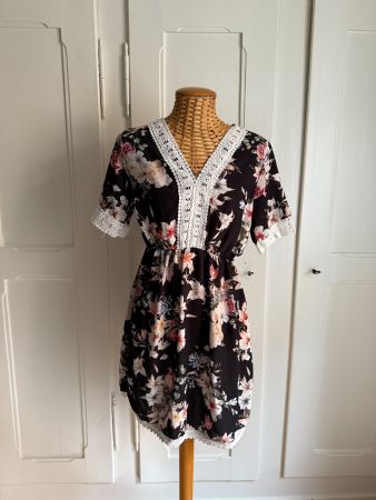 Kleid schwarz geblümt mit Spitze XS