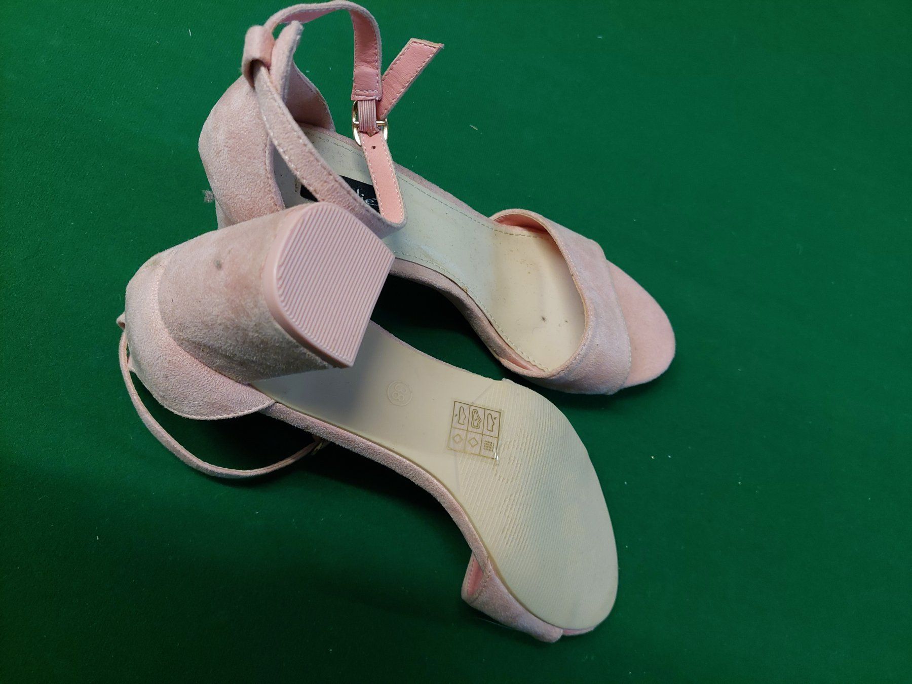 Scarpe da donna: Sandalen Grösse 38 – Usato da Wynau venduto da Meysi 2