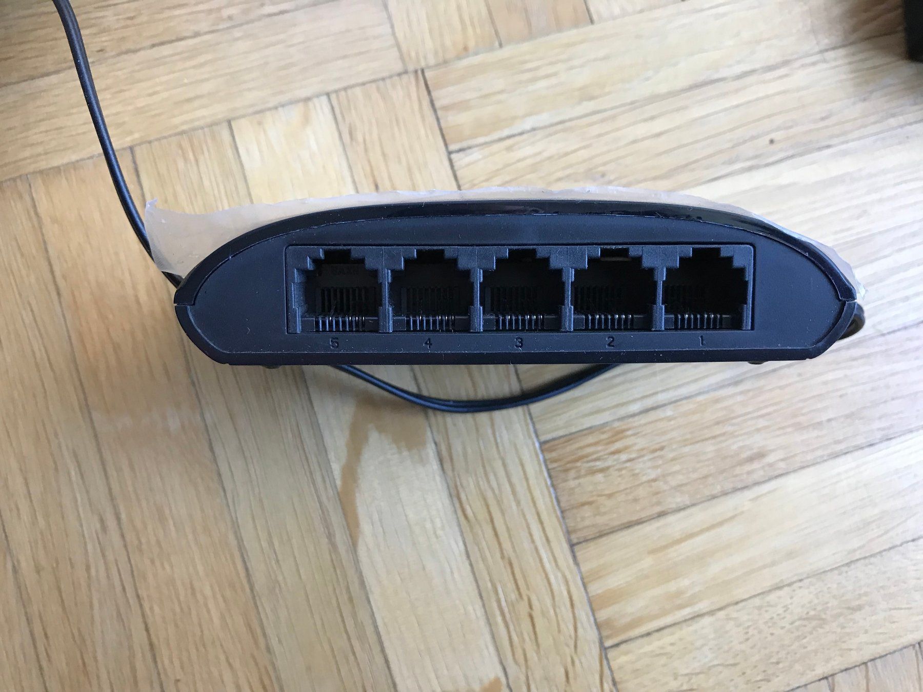 Dlink Hub & Switch: 5-Port Layer2 Fast Ethernet Switch DES-1005D – Usato da Zürich venduto da Malcom 1