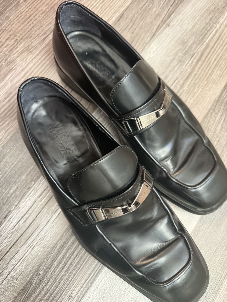 Versace Scarpe da uomo: Mocassins Versace classiques en cuir noir - Taille 42.1/2 – Usato da Monthey venduto da Joseph-29 1