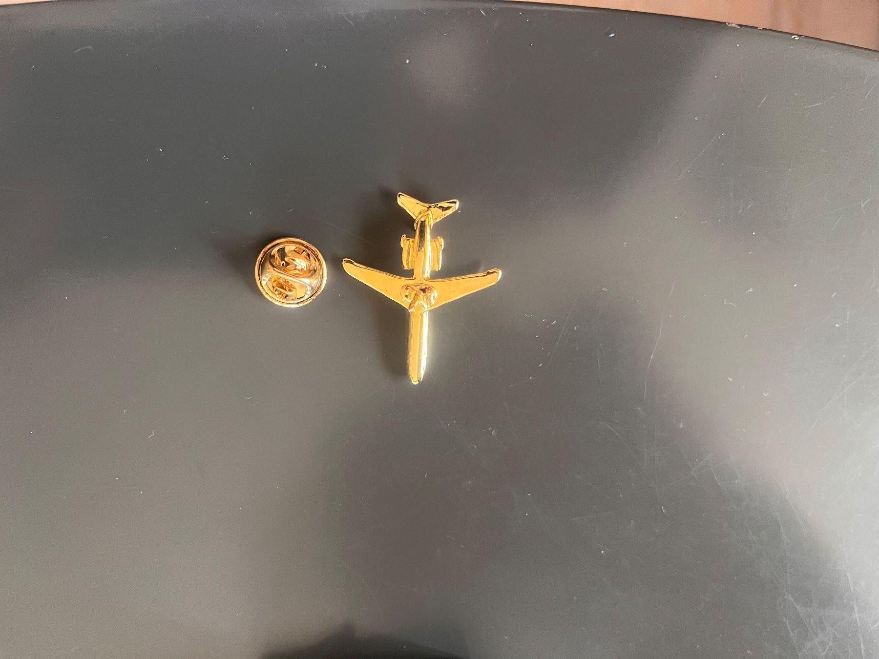 Broschen & Nadeln: Flugzeug Anstecker Goldfarben gebraucht – Gebraucht aus Uster von SAM0406 1