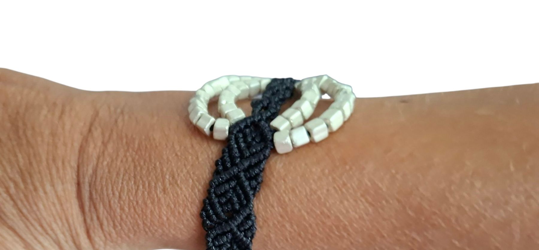 Bracciali & Braccialetti: Handgemachtes Makramee Armband mit quadratischen Perlen – Nuovo (secondo la descrizione) da Luzern venduto da Bbig 1