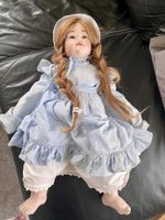 Porzellanpuppe  Mädchen Kleid blau guter Zustand