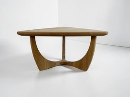 Design Couchtisch, Eiche massiv mit dreieckiger Tischplatte