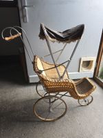 Puppenwagen Rattangeflecht Metallgestell Lederbezug