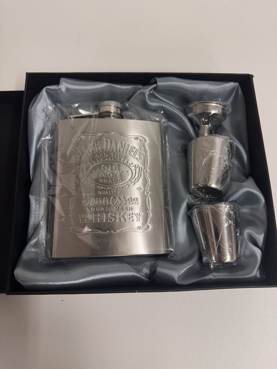 Altro: Jack Daniel's Flachmann Set, Neuwertig & Unbenutzt! – Nuovo e nell'imballaggio originale da Oberurnen venduto da jasmin2fel