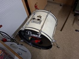 Weisses Pearl Drumkit ohne Cymbals. Bongo. Cowbell.