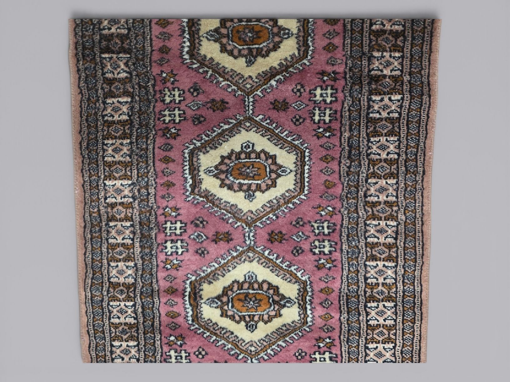 Tappeti: Rarer Perserteppich 62x117cm rosa gemustert – Usato da Rieden AG venduto da RuvensBrocki 3